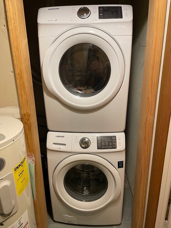 Full size washer and dryer - 217 SW Pinetree Ln