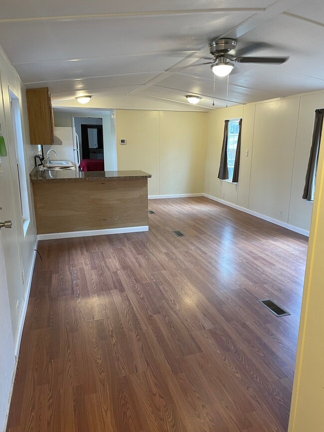 Building Photo - LJE #09