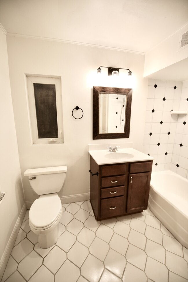 Building Photo - 3191 E Broad St