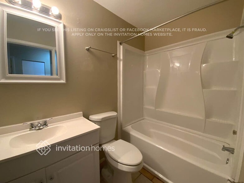 Building Photo - 806 Tappen Ct NE