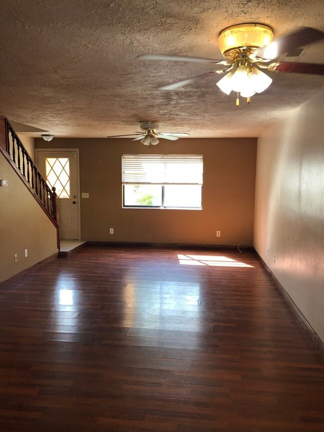 Building Photo - 2 Bedroom 1.5  bath townhome with communit...