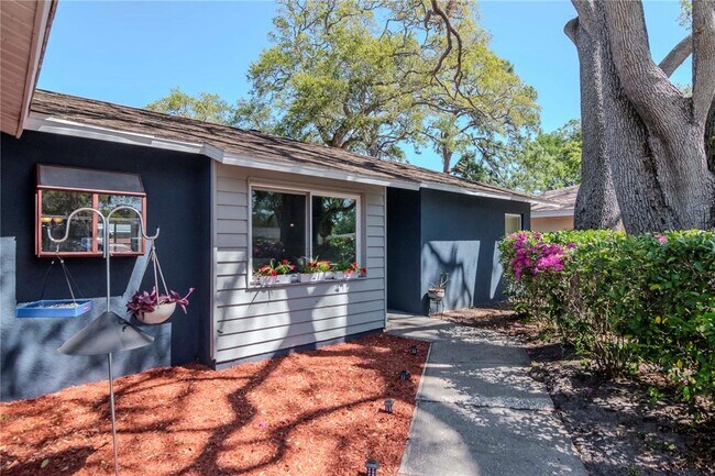 Building Photo - 912 Lakewood Dr