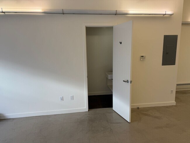 Building Photo - Bright Live-Work Studio & Tall Ceilings on Adeline in Oakland
