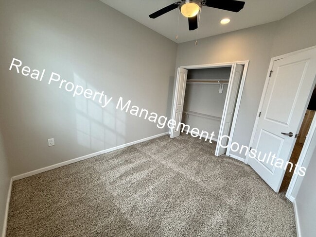 Building Photo - Spacious 3 Bed / 3.5 Bath in Blue Valley S...