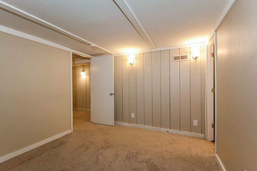 Building Photo - 1450 Night Dr
