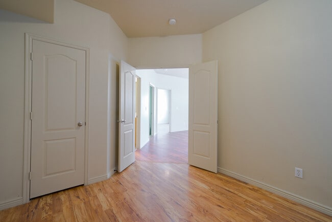 Building Photo - Five bedroom, three bath, 2,300 sq ft town...