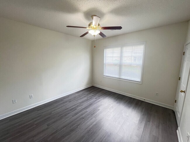 Building Photo - First Floor, 2 Bedroom, 2 Bath Condo with Screened Patio! Community Pool! Available Now!