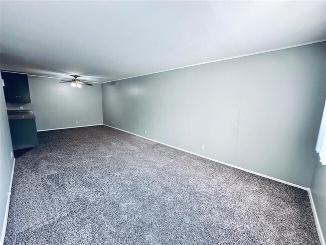 Building Photo - 601 W 11th St