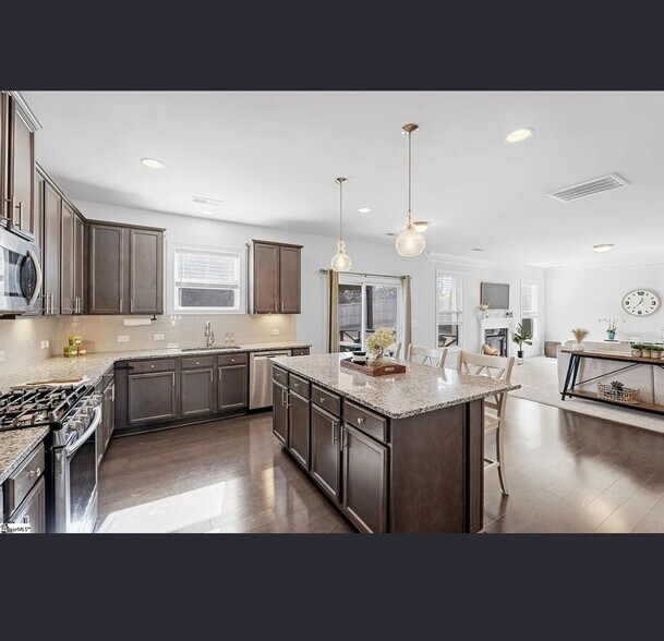 Building Photo - 286 Braselton St