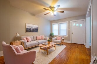 Building Photo - 2 Bedroom / 1 Bath Duplex with Garage in Askarben!