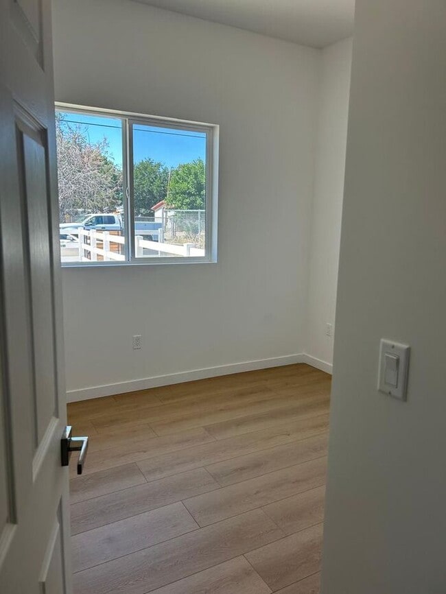 Building Photo - Stunning 3 Bedroom 2 Bathroom House for Re...