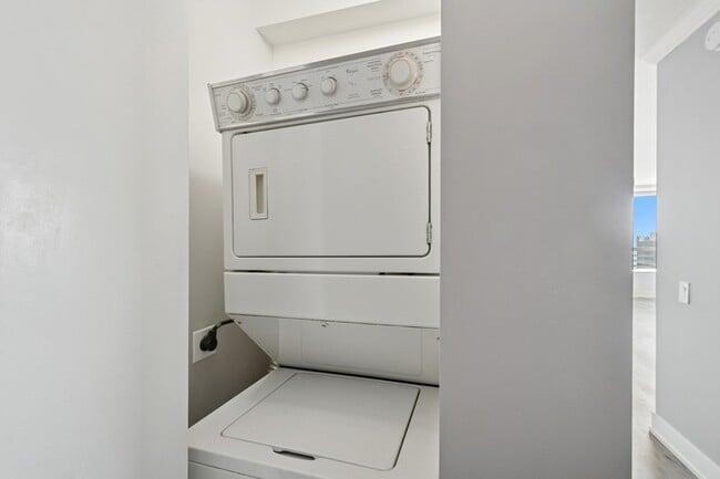 Building Photo - 512 N McClurg Ct