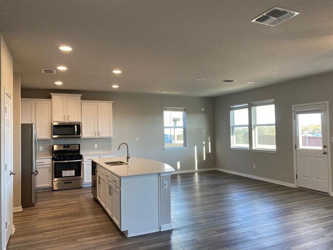 Building Photo - 3201 College Park Dr