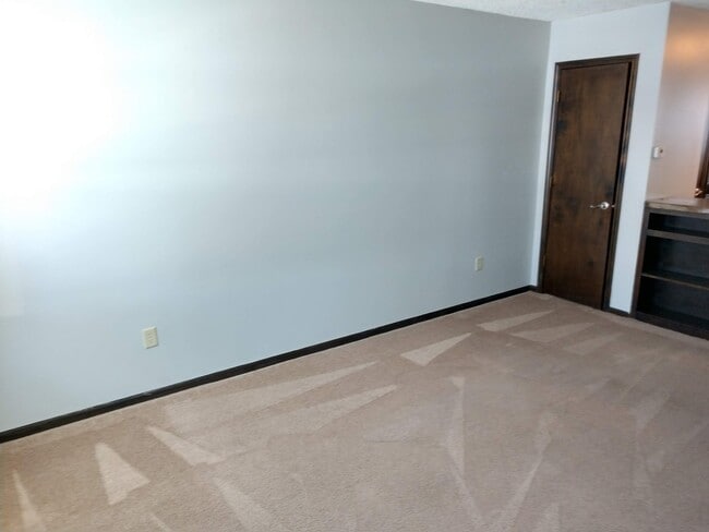 Building Photo - 2 Bedroom Duplex located on East Side of MHK!