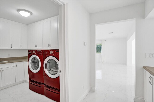 Building Photo - 26 Cayuga Rd