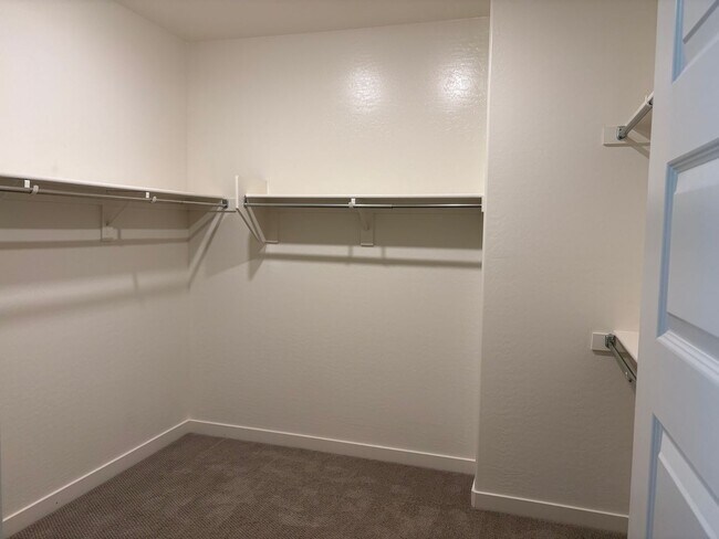 Building Photo - Modern 3-Bedroom + Loft + Den in Gated Pho...