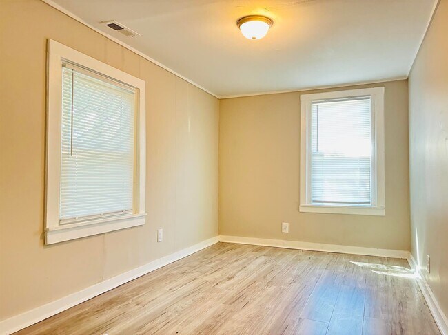 Building Photo - 425 Van Buren St
