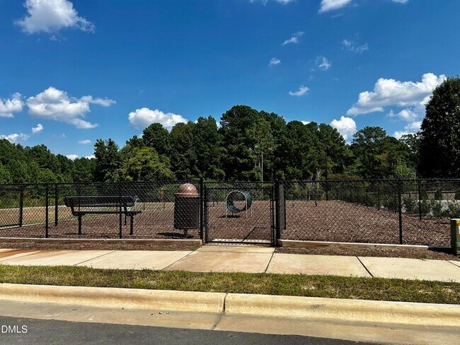 Building Photo - 154 Paramount Dr