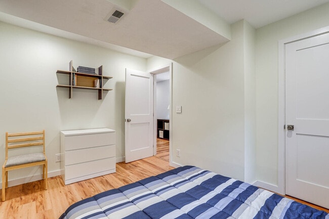 Building Photo - 10052 Interlake Ave N