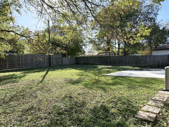 Building Photo - "Adorable 3-Bed Home with Modern Updates, Classic Charm and a Spacious Backyard Retreat!"