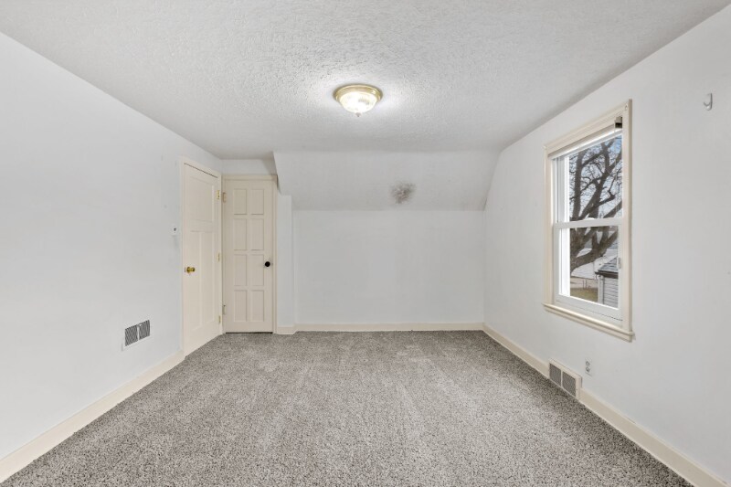 Building Photo - 1936 N Park Ave