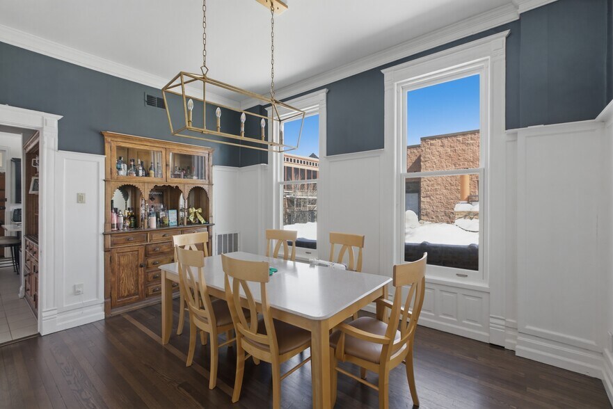 Building Photo - 850 W Oakdale Ave