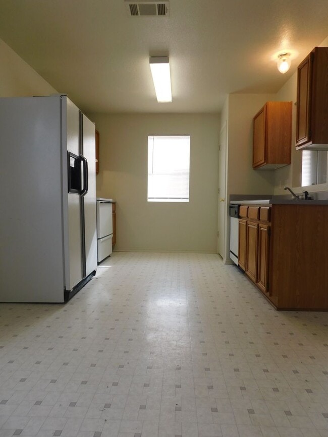 Building Photo - Available NOW!!!! Gorgeous 1 story, 3 bedroom, 2 bath, 1 car garage home. Spacious living room an...