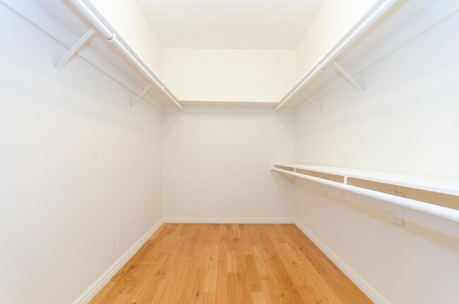 Building Photo - Stunning renovated apartment in the Heart ...