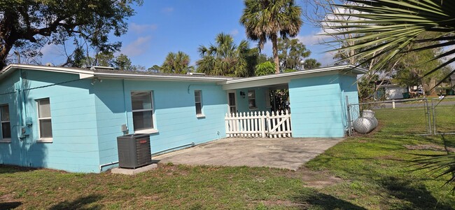 Building Photo - 3/1 cottage conveniently located near Down...