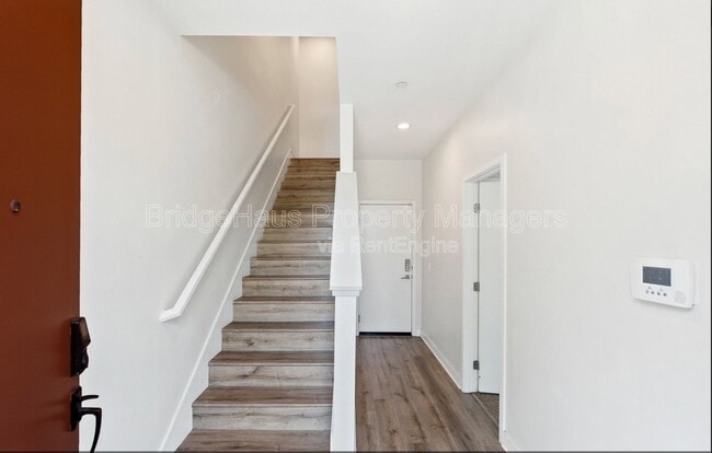 Building Photo - 721 Shoreline Rd