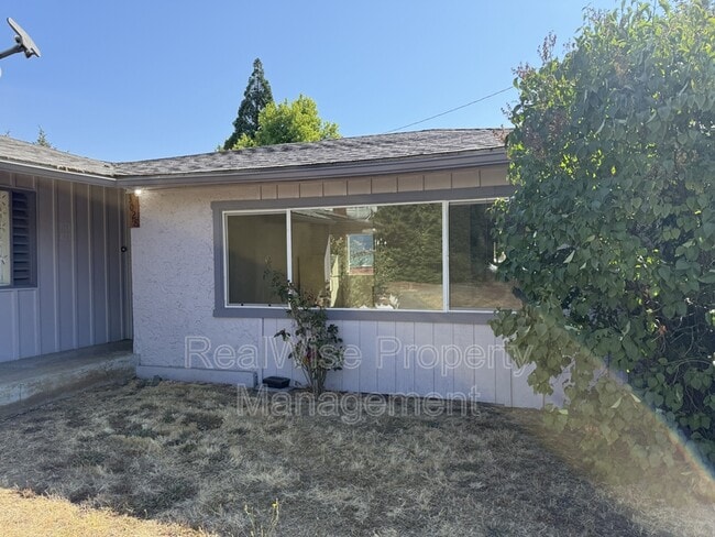 Primary Photo - 3028 NE Douglas Ave