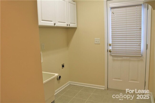 Building Photo - 913 Lillieshall Rd