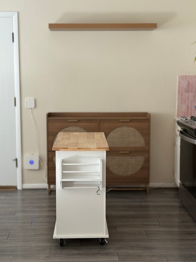 Building Photo - 6828 N Northwest Hwy