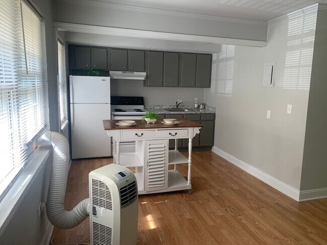 Building Photo - Charming One Bedroom Apartment In The Heart of Plaza Midwood!