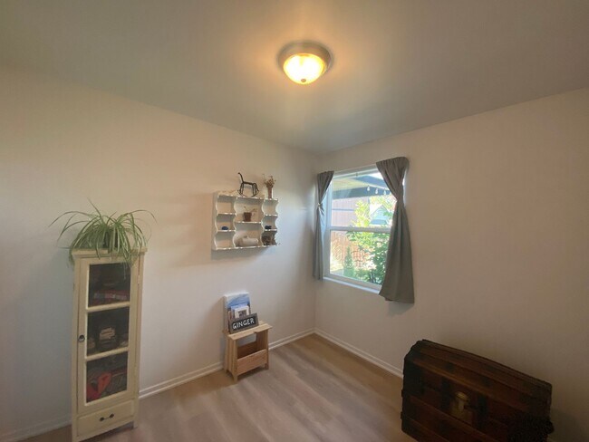 Building Photo - Single level home located in Redmond!  RV ...
