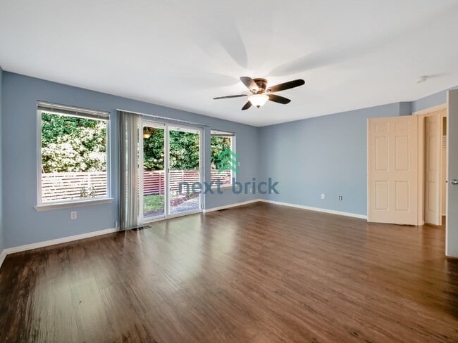 Building Photo - Spacious 3 Bedroom 2.5 Bath Highland Park Home.