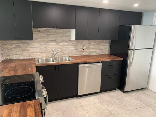 Building Photo - 1301 NE Miami Gardens Dr