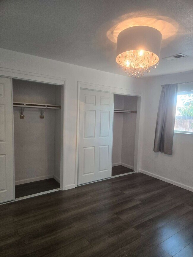Building Photo - Fully Renovated Four Bedroom Home, Highly ...