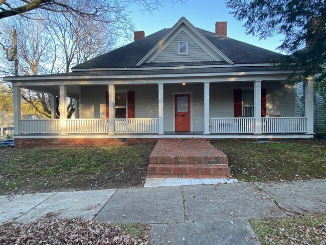 The William. P. Matthews House c.1906, now a duplex, is located in the Oakwood Historic District. - 218 Linden Ave