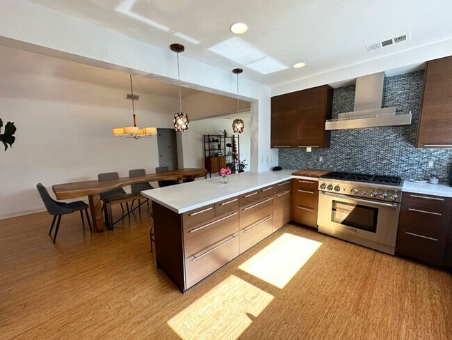 Building Photo - 3 Bdrm/2 Bath Mid-Century Home in Golden Hills Neighborhood of Fullerton