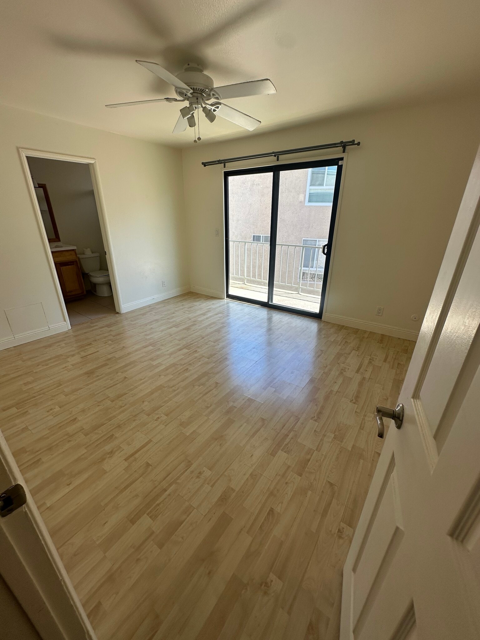 Secondary bedroom with private bathroom including shower tub and private balcony - 22865 Del Valle St