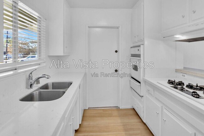 Building Photo - 5633 Scripps St
