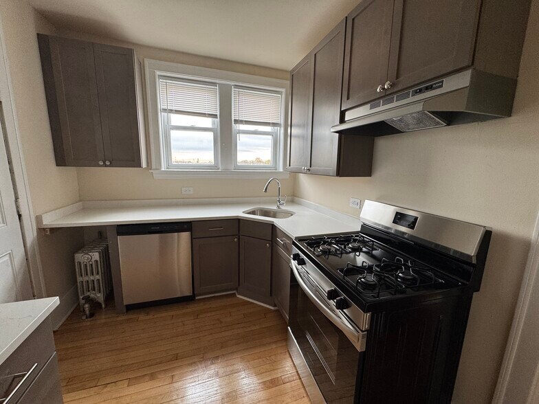 Building Photo - 2043 N Cicero Ave