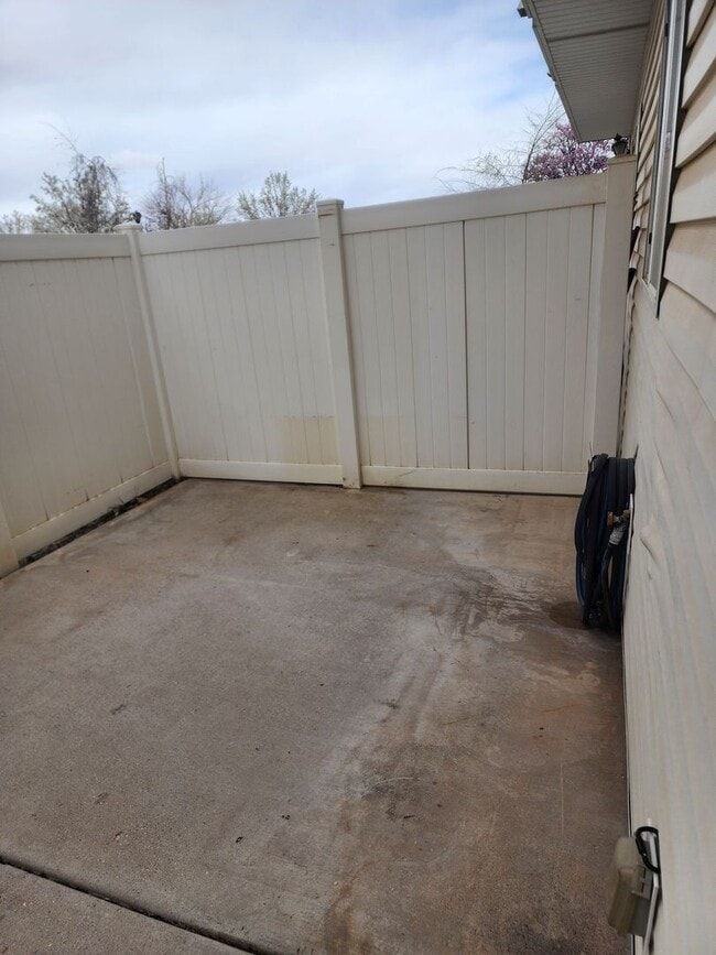 Building Photo - Charming Townhome