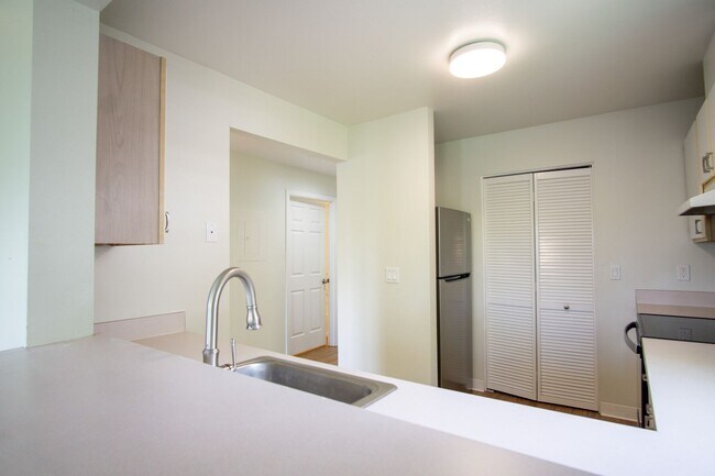 Building Photo - Bright & Spacious 2-Bed/2 Bath with W/D, D...