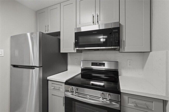 Building Photo - 2121 Fountain View Dr