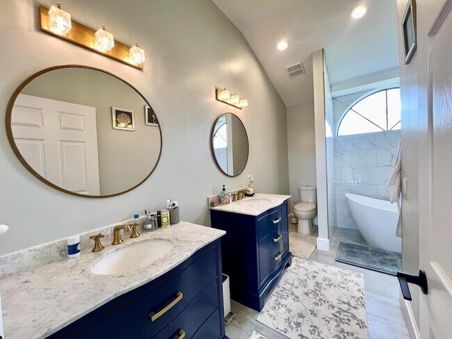 Building Photo - 12989 Meadowbreeze Dr
