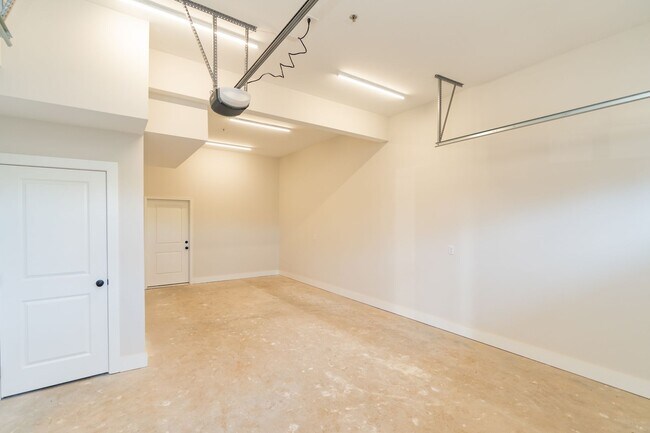 Building Photo - Modern 4 Bedroom Townhome in Southside Chattanooga