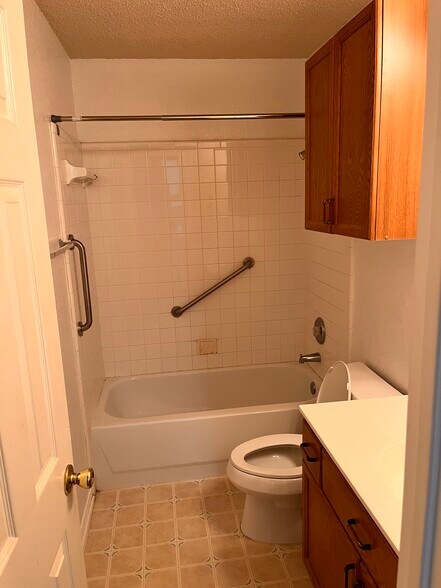 2nd batroom - 8106 Hawick Dr