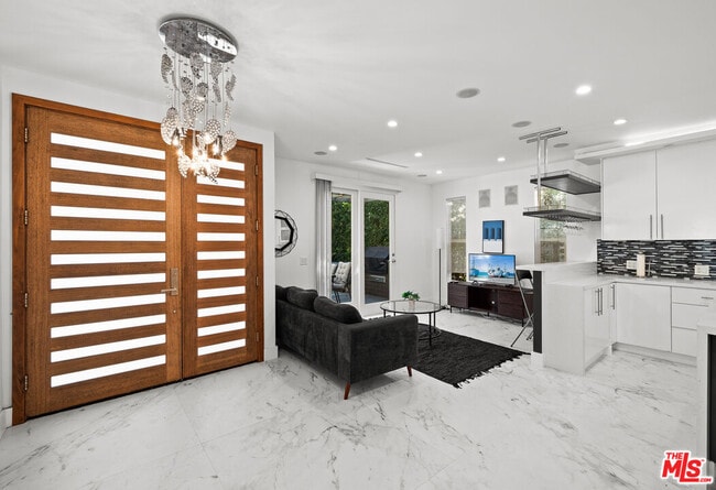 Building Photo - 355 S Sycamore Ave